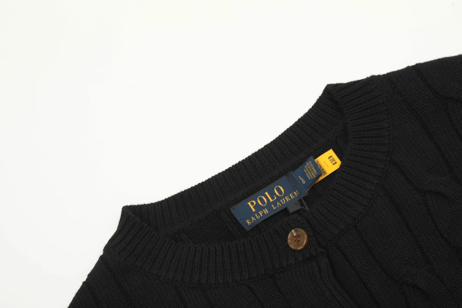 🅿️230 "Top quality" Style number: DS006# [Ralph Lauren round neck solid color pony embroidered logo twist knitted cardigan] ✅Ralph Lauren classic basic versatile knitted cardigan jacket for all seasons ✅Main supplier platform live broadcast Wholesale entity Replacement if out of stock No removal from shelves ✅ZP quality 1:1 version Scan code to enter the GF website Counter quality ✅Detailed quality The only one in Guangzhou Imported quality cotton yarn Focusing on high-end, cost-effective, and good quality. Needless to say, the version is restored to the original version. The maximum size can be worn up to 160 pounds. Loose, comfortable and stress-free. ✅The upper body is simple and easy to match. A must-have for goddess ootd. Good-looking clothes are never picky. A must-have in the goddess’ wardrobe. Size: S-XL. Color: Black, navy, off-white, gray, light blue, light pink, colorful blue, khaki, bright yellow, purple, Chinese red, turquoise green.